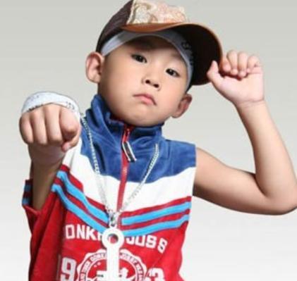9岁与周杰伦登春晚父母为他卖掉房子侯高俊杰如今怎么样了