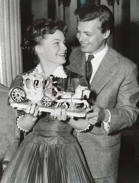 《茜茜公主》的扮演者罗密·施耐德和卡尔·海因茨伯姆真是对金童玉女