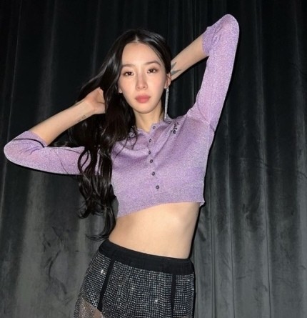 韩女星irene艾琳穿着一眼透视的胸前紧扣热裤真亮啊