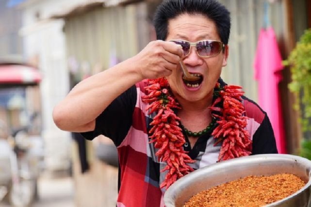 "辣王"李永志,不听医生劝解,每日吃5斤辣椒,如今已失去笑容