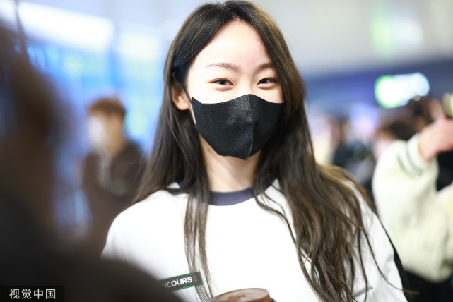 乐华新女团name李思阳现身机场黑白简约穿搭笑眼弯弯