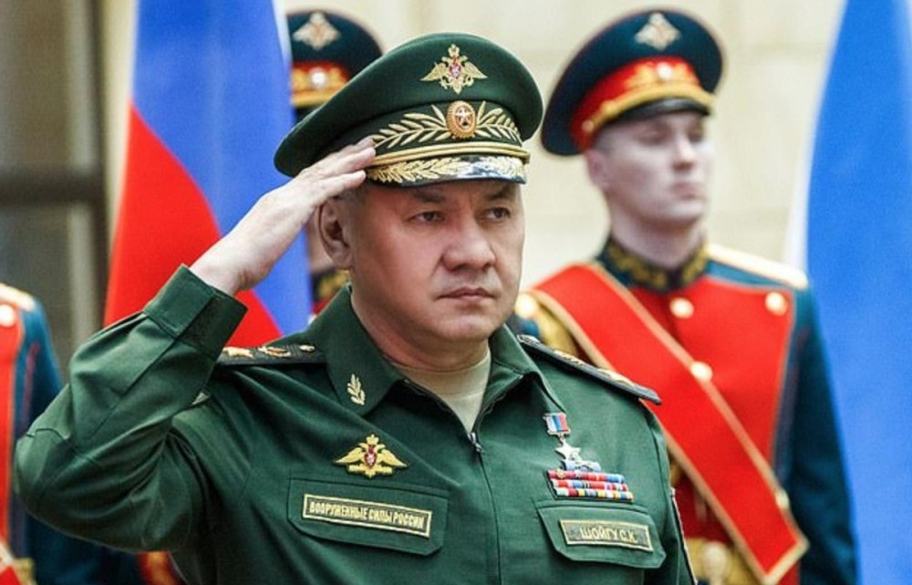 相比西服式常服,夹克式勤务服使用起来更为灵活便利,也相对适应平战