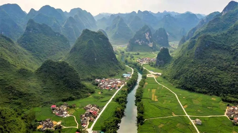 12月20日傍晚,夕阳下的都安瑶族自治县板岭乡永仁村披上了金色的大衣