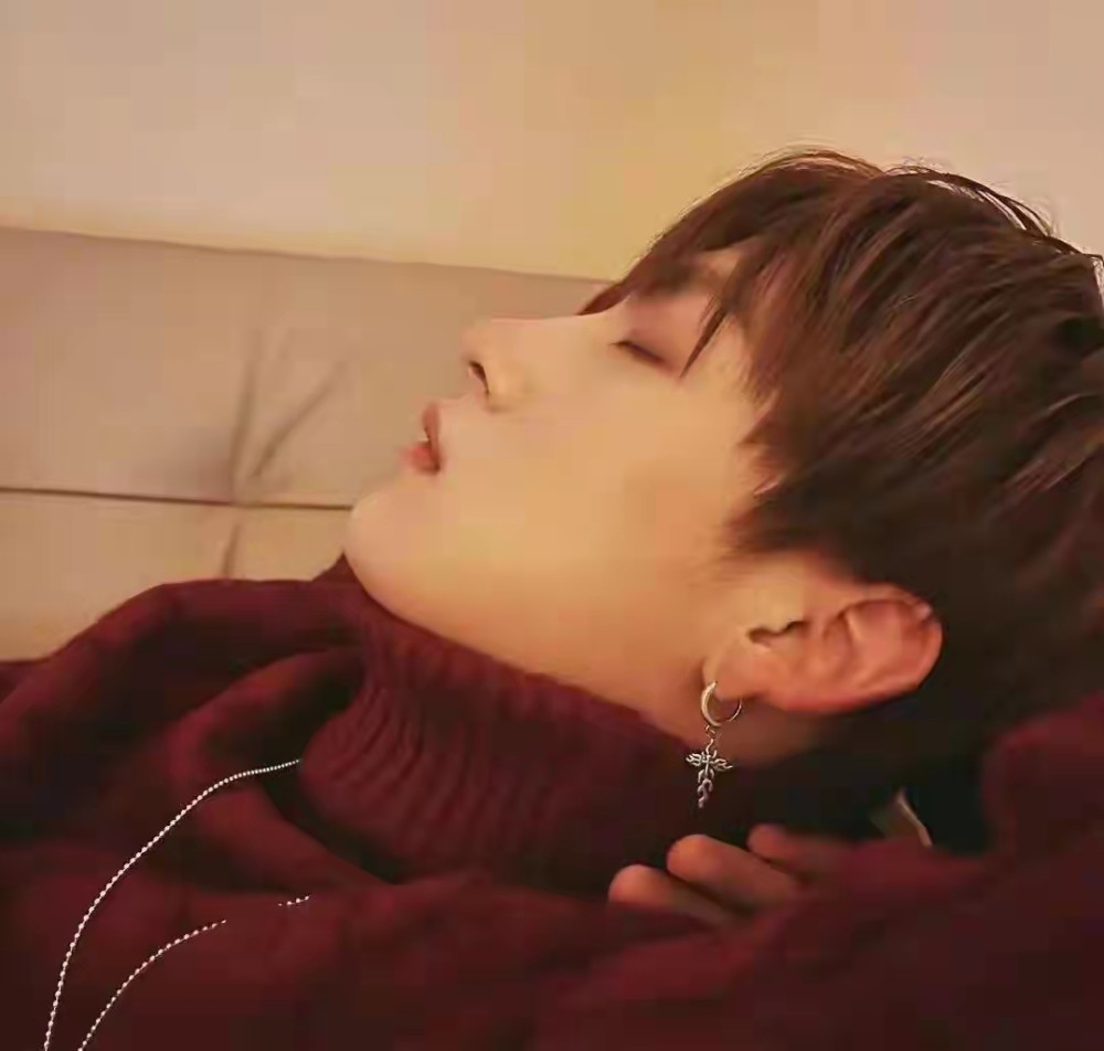 h姓男爱豆又塌房了夜店与美女亲密搂抱早前被扒恋爱劈腿