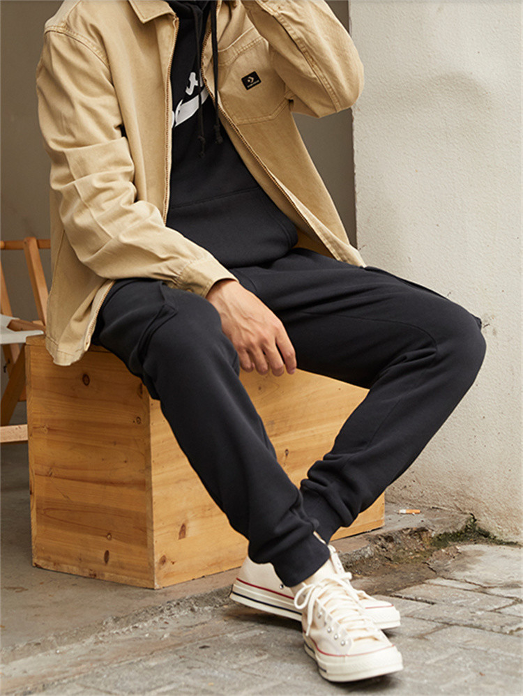 帆布鞋卫裤一直是很多男生喜欢的穿搭,舒适自然,不管是搭配卫衣,t恤