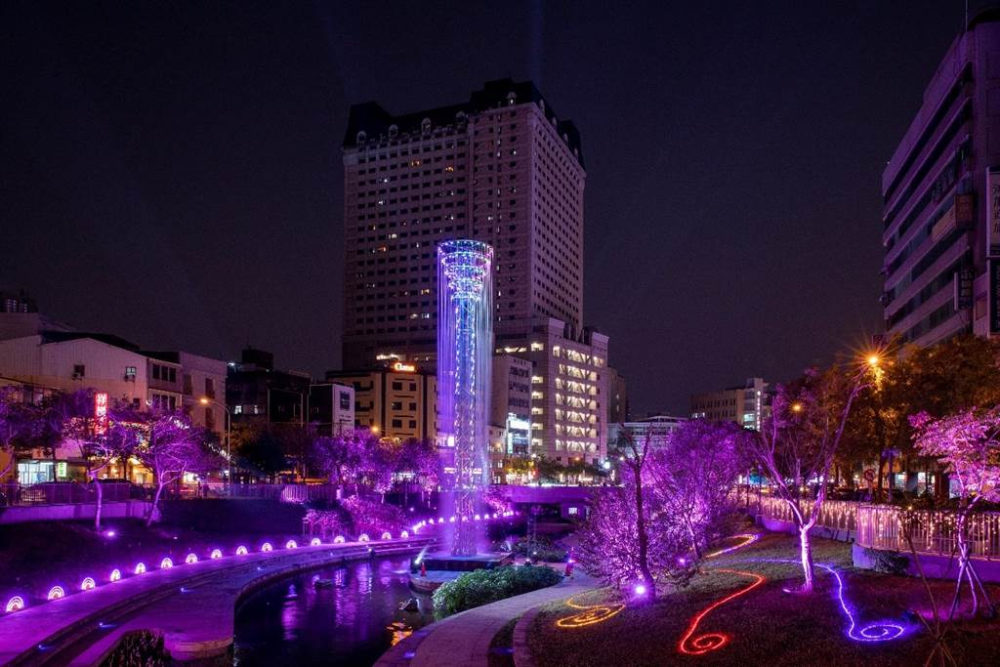 (图/台中市政府提供)此外,台中市府推动"城市夜景"计划,审计新村也以"