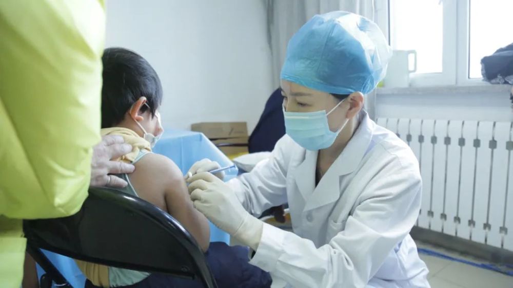 内蒙古林业总医院开设专场为一线医护人员子女新冠疫苗接种打通绿色