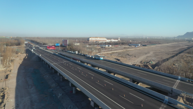 刚刚乌海市机场路大桥正式通车