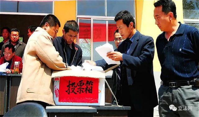 選舉法第四十五條規定,代表候選人獲得參加投票的選民過半數的選票時