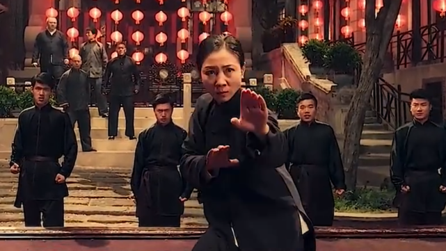 周小飞一身童子功,5岁时就开始习武了,八卦掌,太极拳,各种剑,枪,拳都