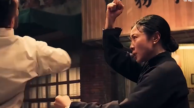 到了流量时代,武侠剧没落,偶像剧占据市场,周小飞的事业受了不少挫折