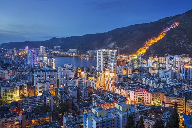 云南以稀土闻名的市曾是红河的首府当地的温泉不容错过