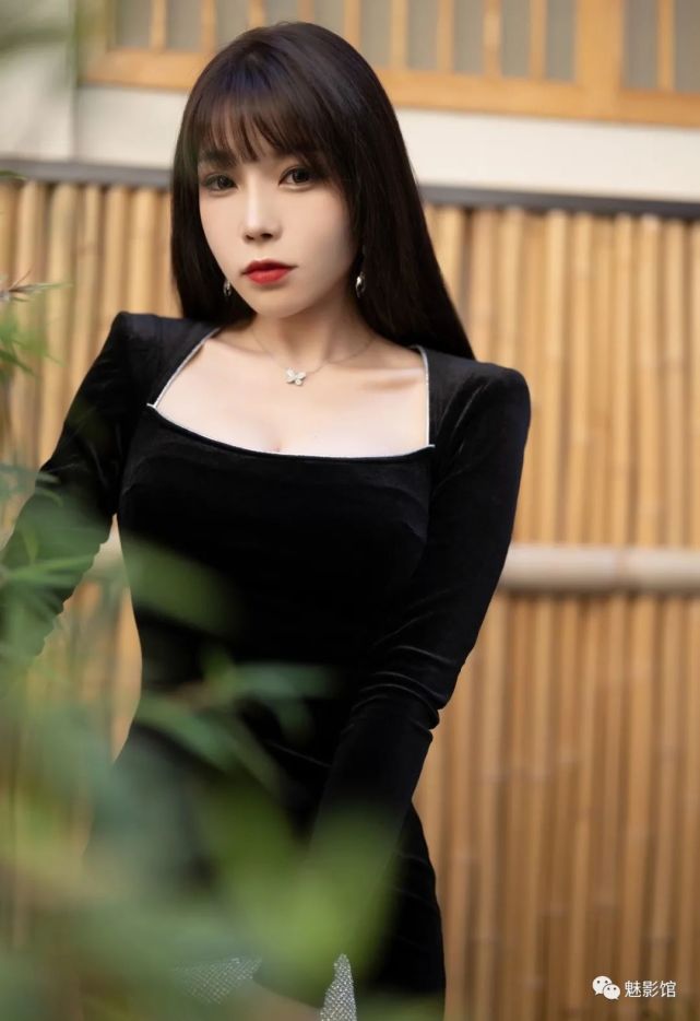 芝芝女神,黑色典雅服饰配黑丝网袜