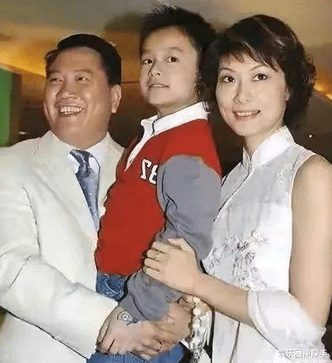 儿时的万大千便五官端正,长得帅气有型,不过比起父亲自带的三分"匪气"