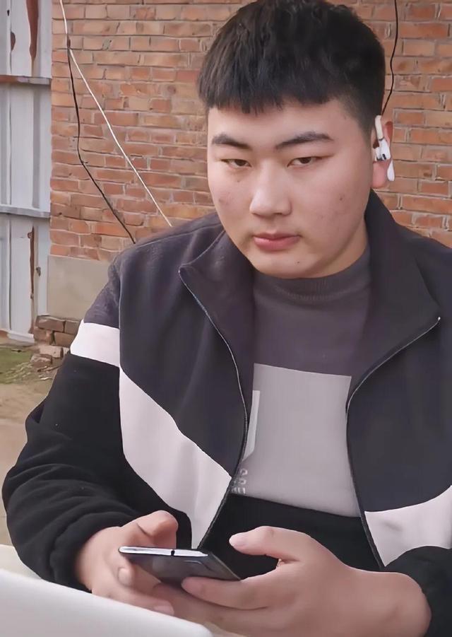 初次见面时陈亚男并没有看上朱单伟,在媒人的撮合下