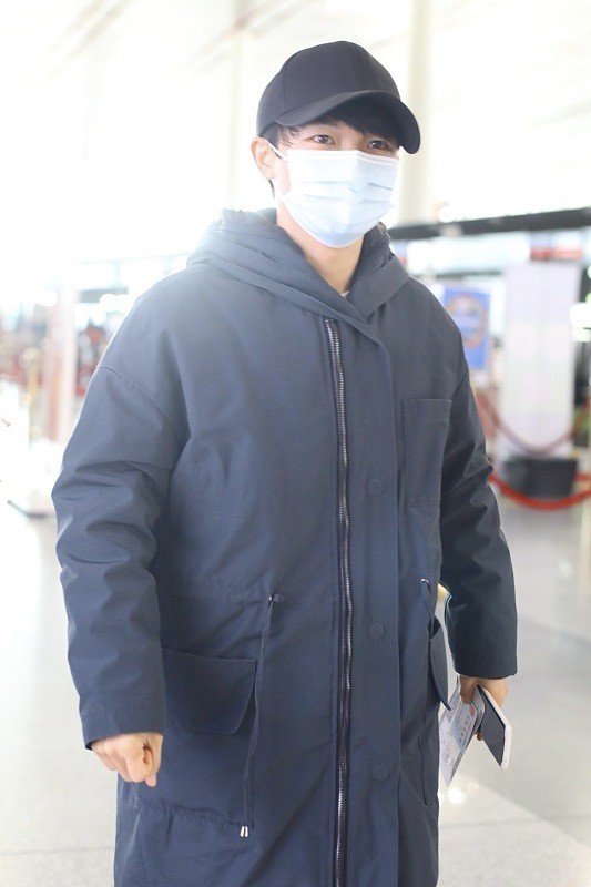 周深真的好可爱,穿长款棉服像个小孩,怪不得女粉这么多插图