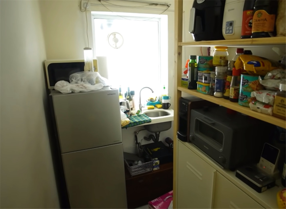 狭窄的小厨房最早的时候,波仔和雨桥也会在这里烹饪下厨,但实在是有