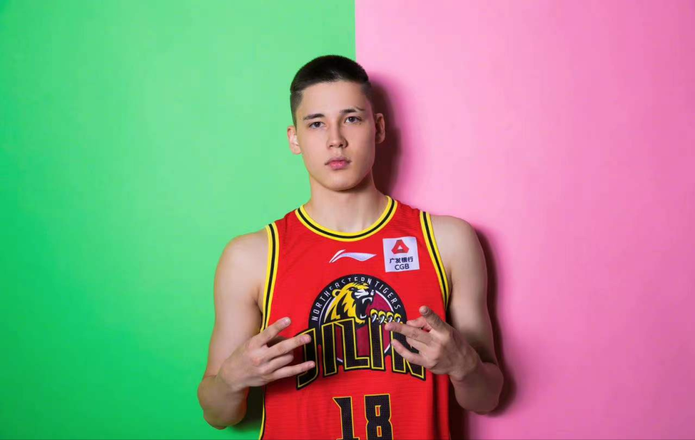中俄混血曾穿裆过掉麦迪18岁进入cba他如今怎样了
