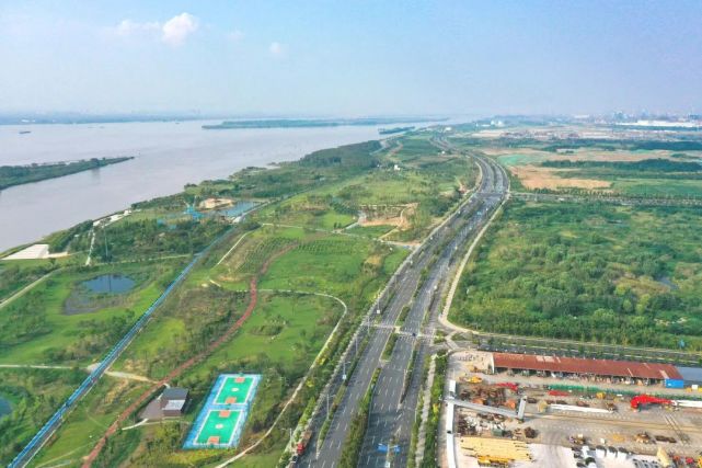 s338江宁滨江段(扬子江大道)现场图据了解,在项目中,江宁滨江段全长