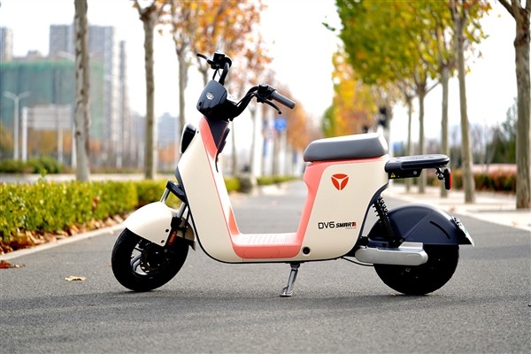 搭载碳纤维锂电雅迪冠能二代dv6电动车图赏