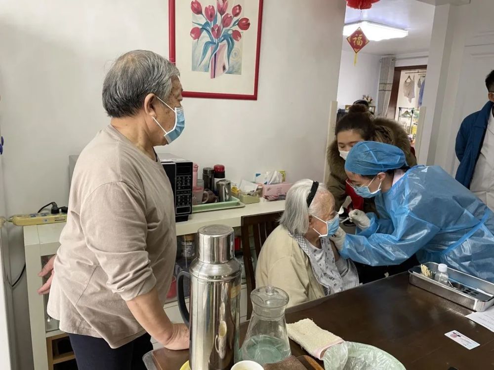 送苗上门滨城99岁老奶奶接种新冠疫苗
