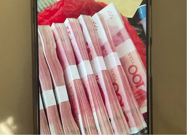 拿着15万8的现金,谢某带着现任妻子到处挥霍,一路从贵州玩到江苏,还