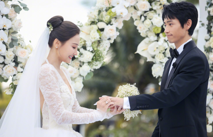 魏晨婚礼现场高清照曝光,与老婆甜蜜拥抱亲吻,满满一页誓词超有心