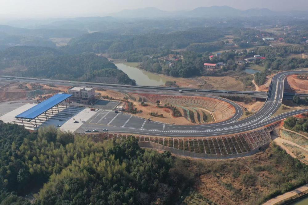 长潭西高速大王山互通立交工程主体完工