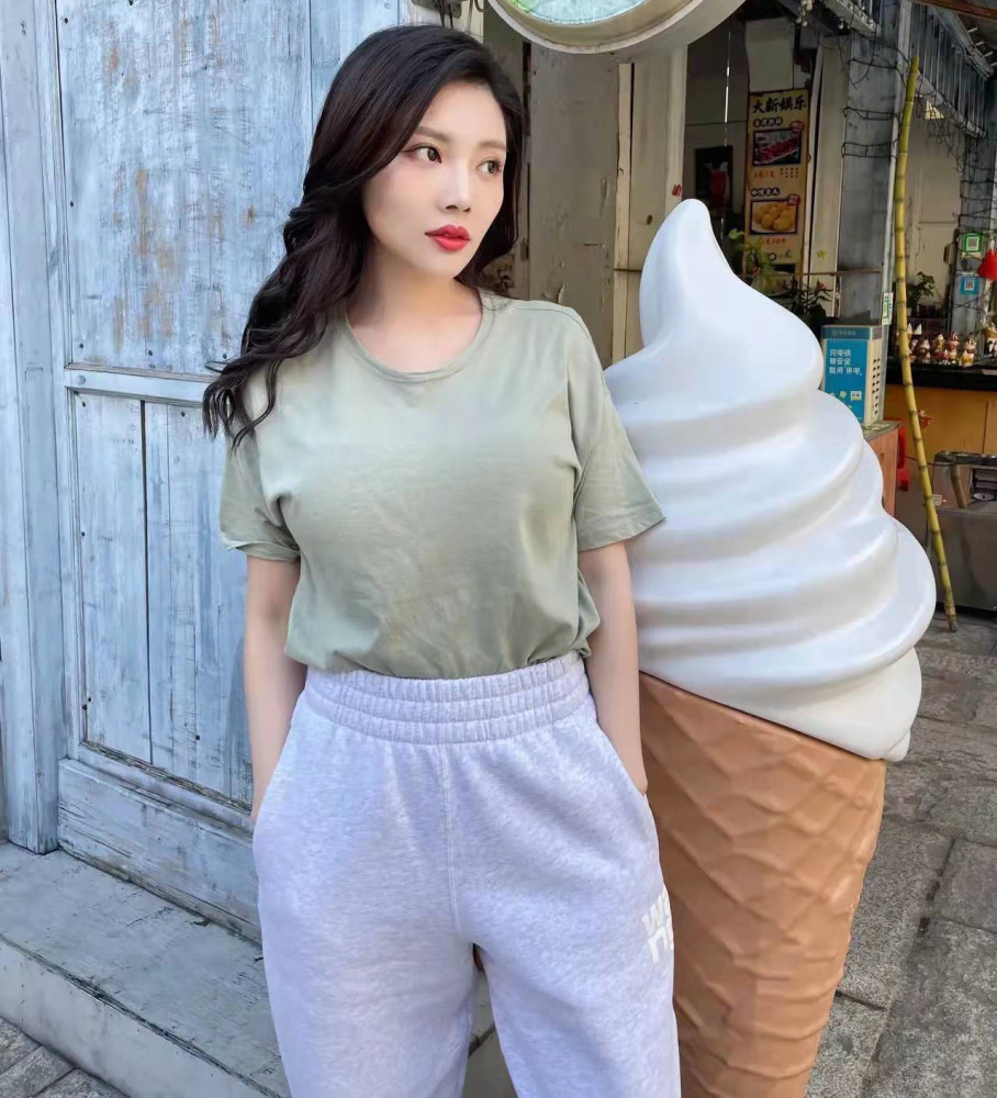 徐冬冬穿短袖玩街拍衣着朴素引起热议网友以为是路人