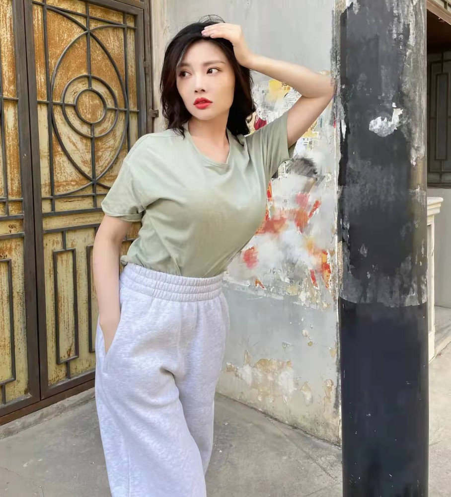 徐冬冬穿短袖玩街拍衣着朴素引起热议网友以为是路人
