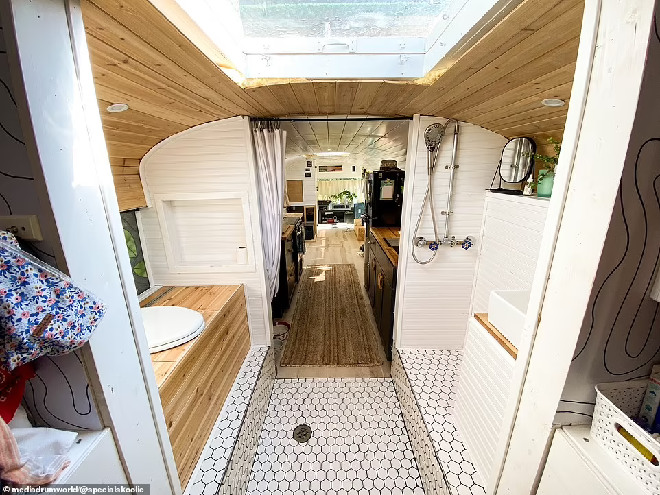 美国女子把旧大巴改造成房车,花了22万元,带残疾弟弟环游世界