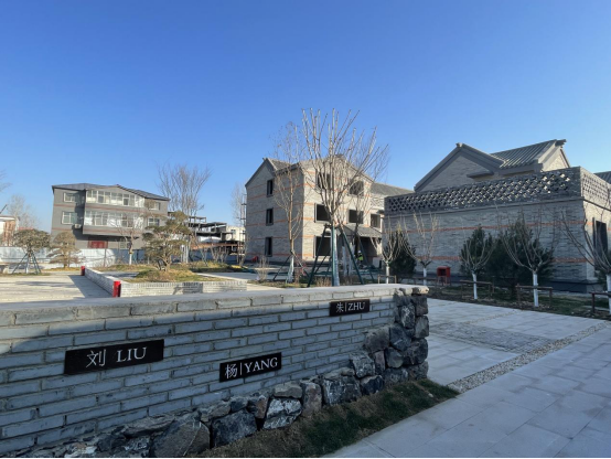 石垛巍然屹立在黄河险工段岸边,滚滚黄河水击打岸边巨石,形成了郑州