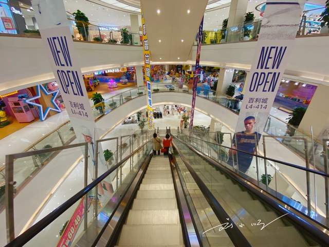 更值得一提的是,在"百利城"中间,还有一条长长的