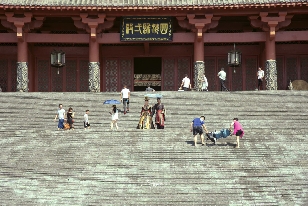 秦王宮景區在1997年建成,佔地800畝,以秦王朝最重要的宮殿咸陽宮為