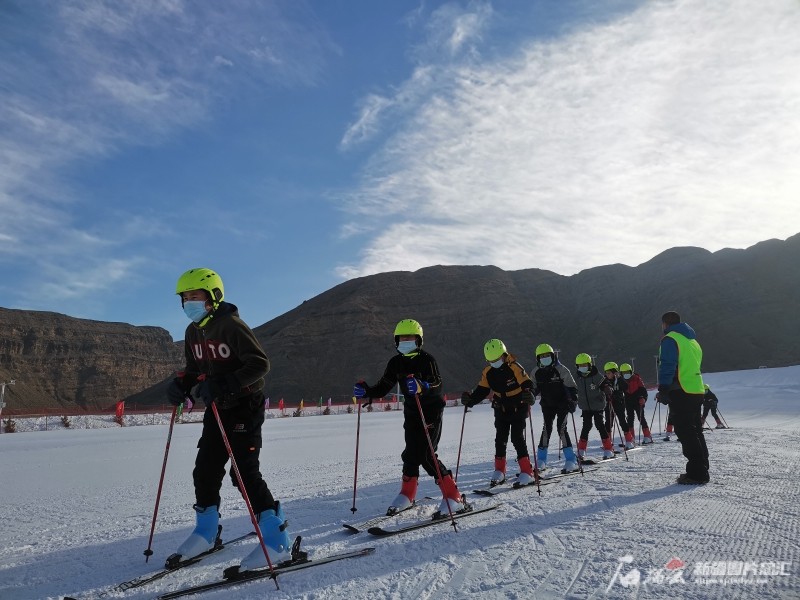 乌什:学生体育课搬进滑雪场