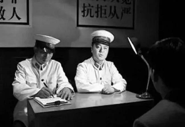 1950年，北京一摆烟摊的小贩被捕后枪决，揭开7年前烈士牺牲真相爱秀动漫少儿英语不行
