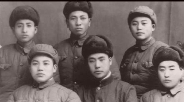 (何宗光与战友合影)(一)说到何宗光,相信很多人