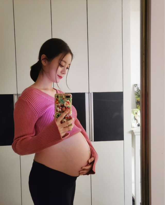 22日晚间,惠林在社交平台首度公开了自己怀孕6个月的肚子,膨胀的孕肚