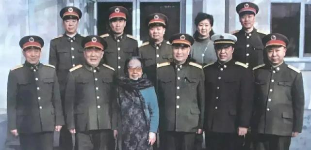 2001年,55岁的贺鹏飞去世,85岁的薛明处理儿子的后事令人泪目