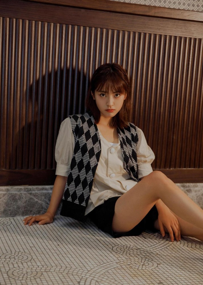 沈月年纪也不小了穿着打扮还是那么可爱衬衫叠穿针织衫太嫩了