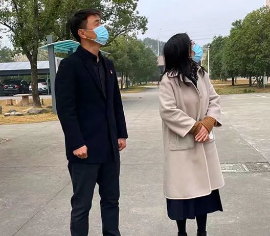 牟山镇教文卫副镇长杨浩波在牟山镇工会主席陈根娣,牟山镇教辅室主任