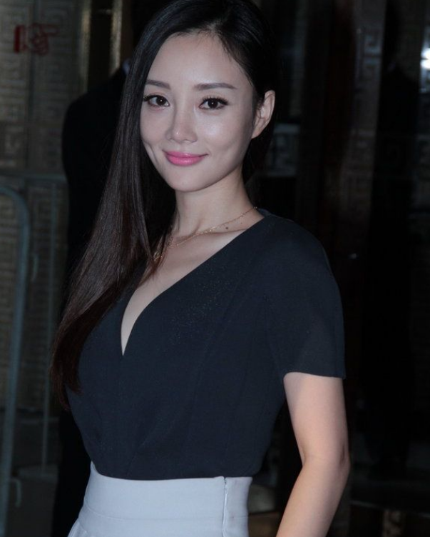 李小璐深夜热舞穿露脐装大秀身材至少年轻20岁