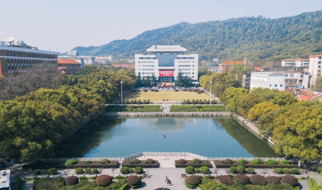 2020年底,罗翔老师受聘为中南大学法学院兼职教授.