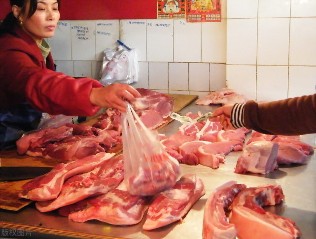 河南美女卖猪肉因颜值走红,有男客人开车300公里来买,一睹芳容