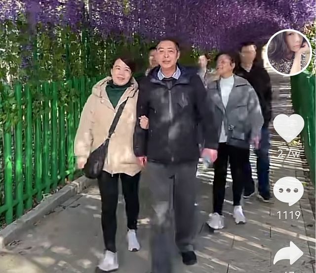 许敏挽着姚师兵的手这次他们游浔阳景区网友许妈嫁给了爱情