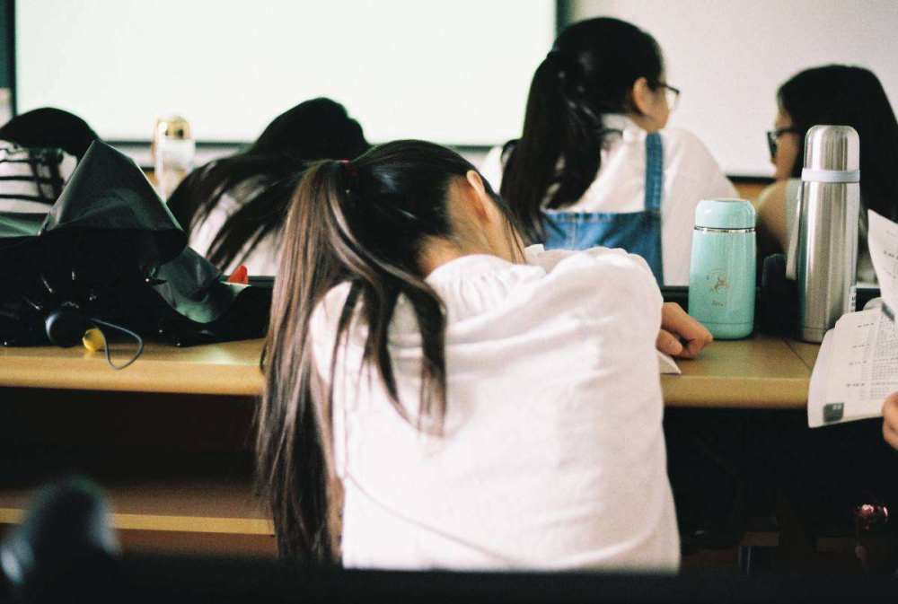 有网友反映，学校方面也基本做不到保证学生的睡眠时长达标。