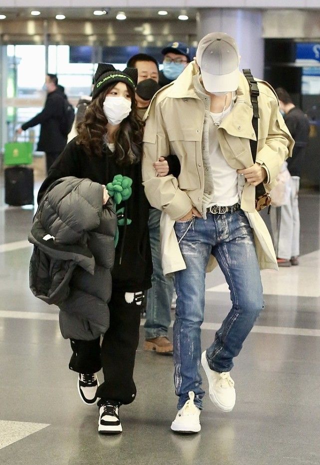 钟丽缇一家久违合体13岁次女穿国货身高超1米7幼女首烫芭比卷