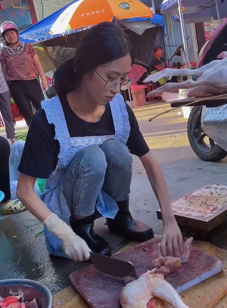 自己专业相关的职业成为一名"白领",而是回到了老家摆摊,成为一名鱼贩