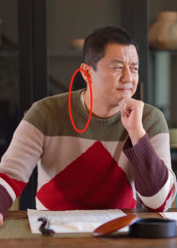 50岁李亚鹏下厨包饺子,头顶头发略稀疏,穿毛衣不小心露出秋衣边_腾讯