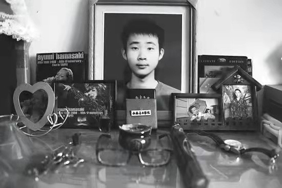 张妙被药家鑫连刺6刀因抬头记车牌李玫瑾弹钢琴的惯性动作